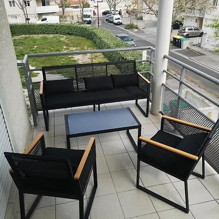 Proche Et דירה